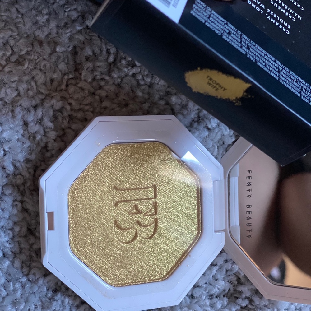 Fenty highlighter - Picture 3 of 5